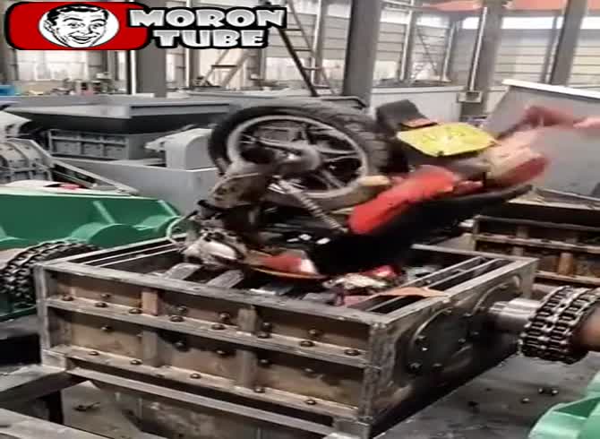 Video :It's entertaining to watch a motorcycle go through a crusher!